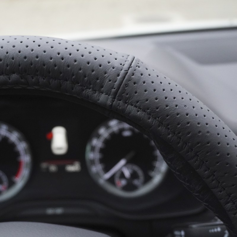 Husa Volan Piele Naturala Perforata Negru 39-41 Cm